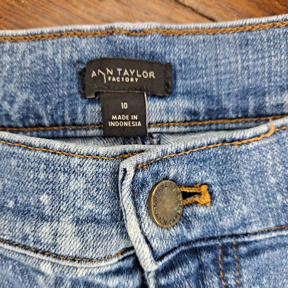 Ann Taylor Factory Mom jeans bleach distressed jeans - Picture 3 of 8